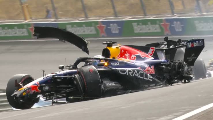 Max Verstappen's Red Bull crashes into the corner (Image via Formula 1 Corporation)