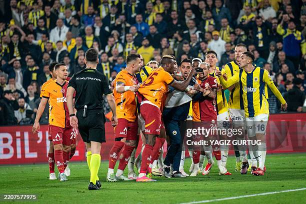 Brawl in Istanbul between Galatasaray and Fenerbahce players